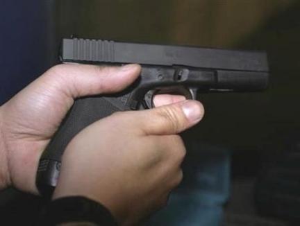 Împuşcat de poliţişti: Un şteian care a atacat oamenii legii cu toporul a fost calmat doar cu pistolul (VIDEO)